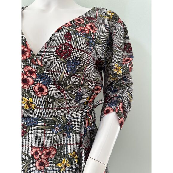 Almost Famous Wrap Romper Houndstooth Floral Print size Medium Summer Casual - Picture 5 of 7